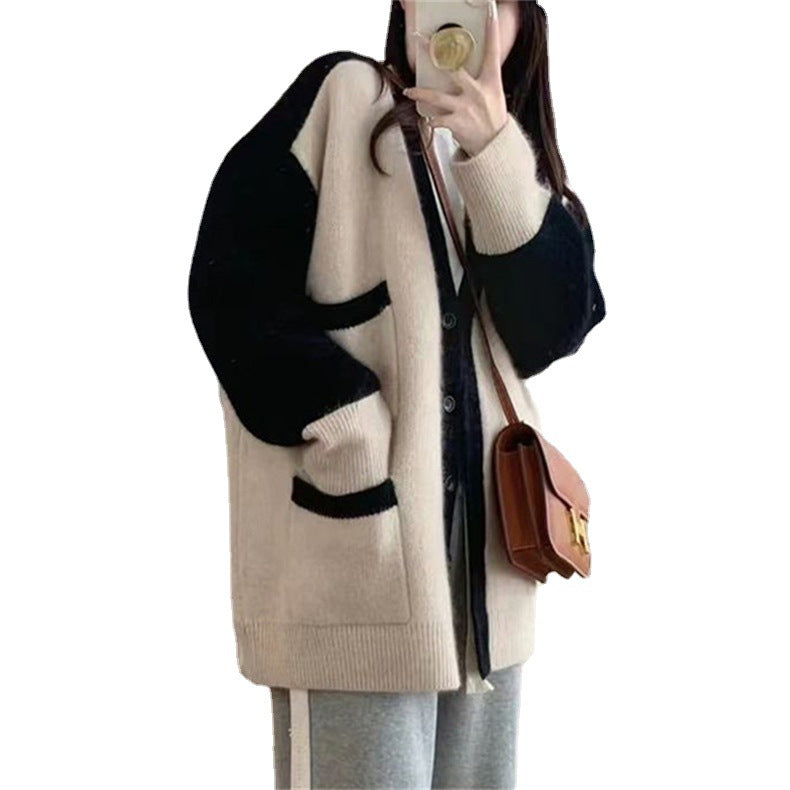 Knitted cardigan for women with decorative cut and practical pockets Chic and Style