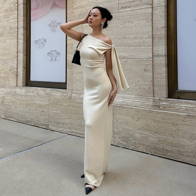 Femmes Robe de soirée élégante avec design d'épaule asymétrique et détails raffinés Chic und Stil