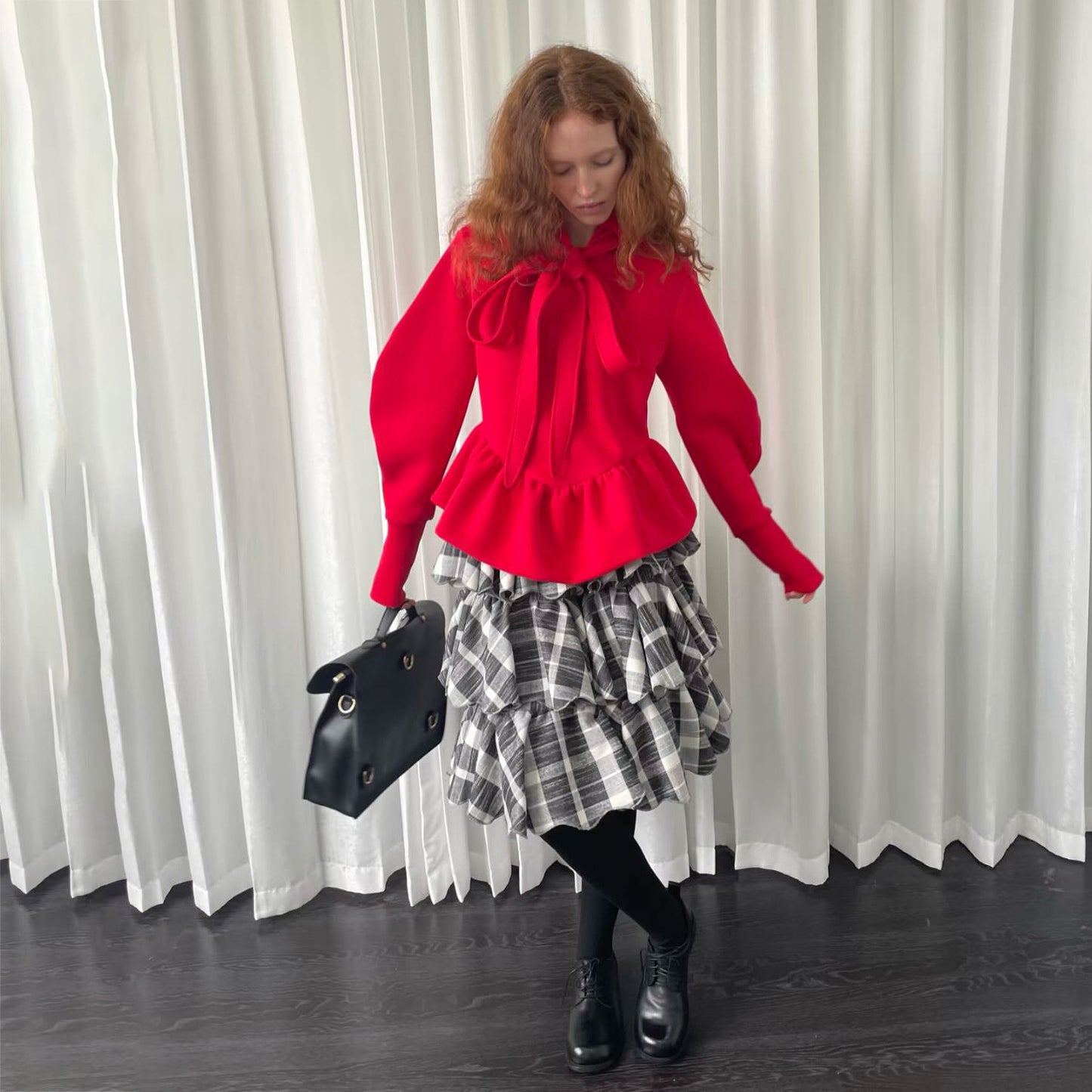 Pull femme avec détail de cravate et volants Chic und Stil