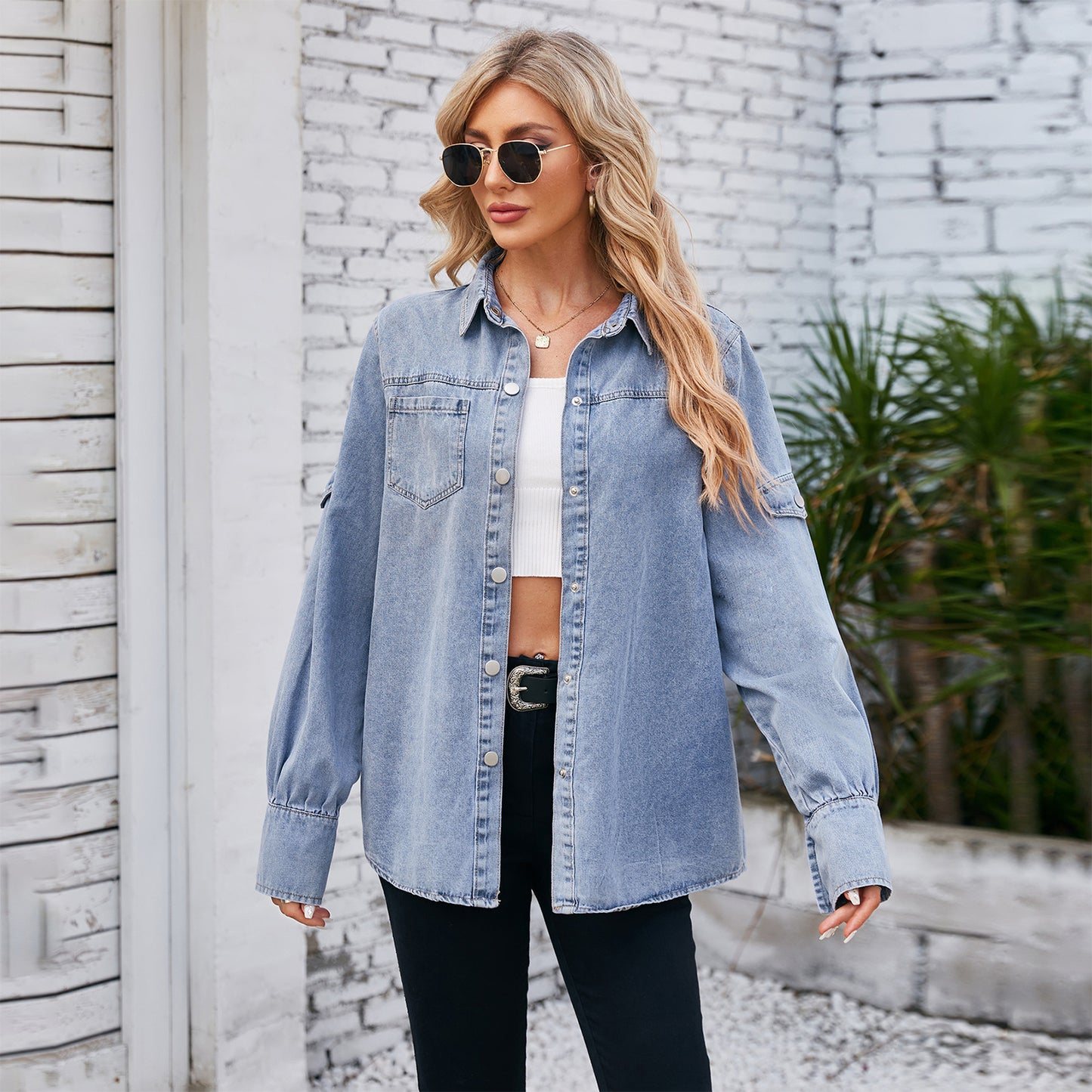Women's denim shirt with a relaxed fit in a chic and stylish style