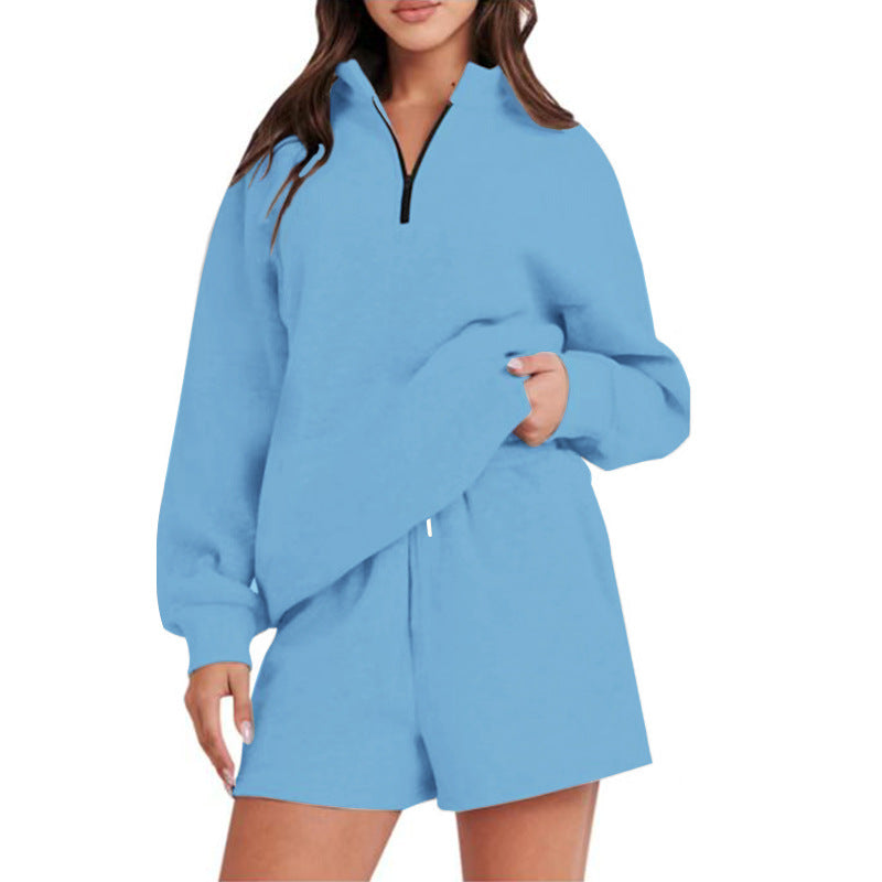 Comfortable leisure set for women with half-zip closure and shorts Chic und Stil