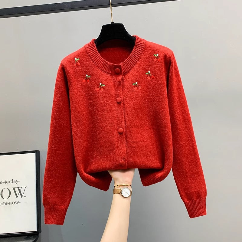 Dames cardigan ludique avec cerises brodées et boutons rouges Chic und Stil