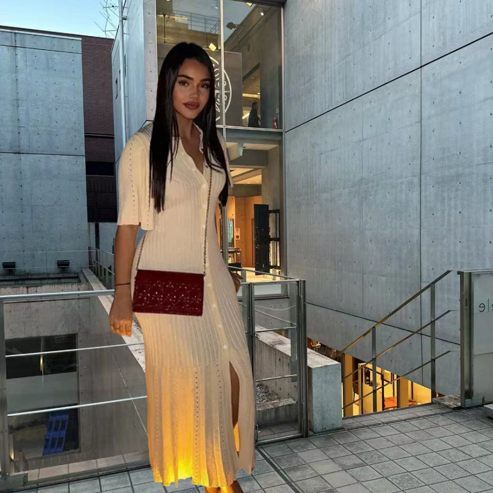 Robe en tricot mi-longue pour femmes avec une elegante patte de boutons et des détails à la mode Chic und Stil