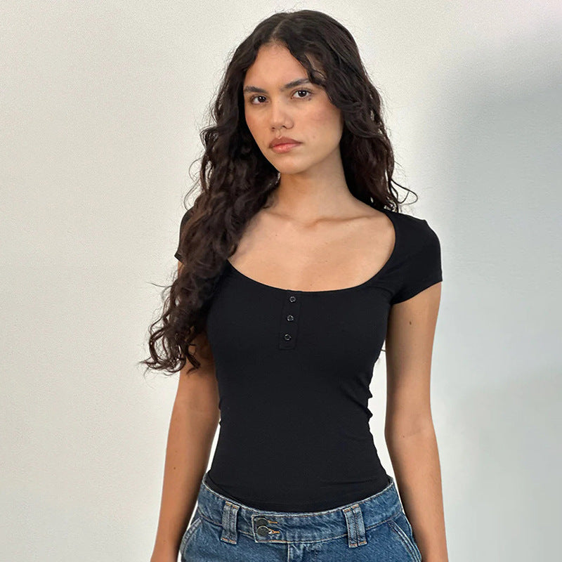 T-shirt court pour femmes avec décolleté ondulé Chic und Stil