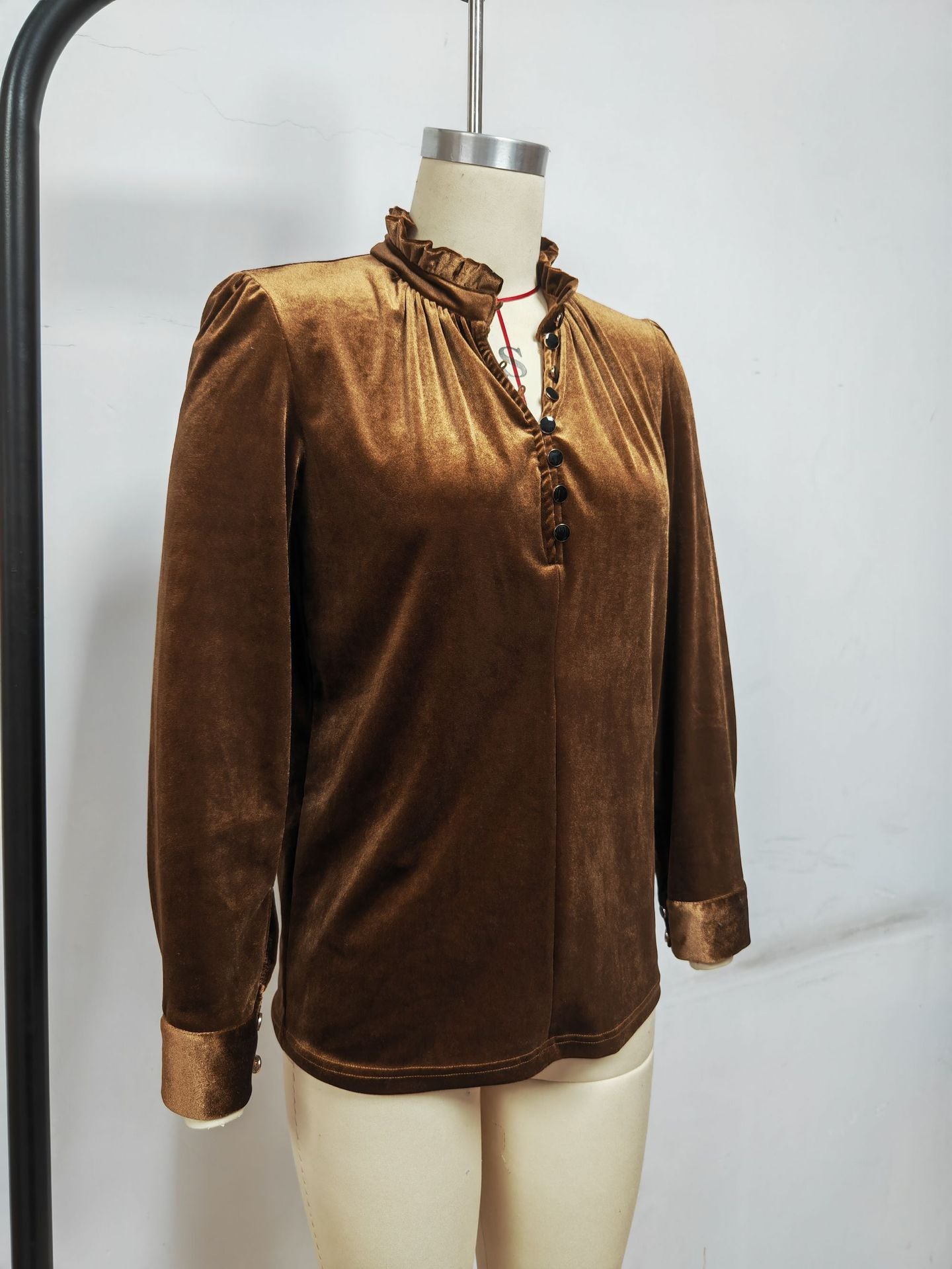 Dames Haut en velours élégant avec col froncé et détails de boutons Chic und Stil