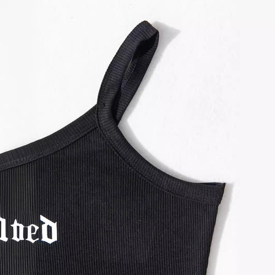 Top court pour femmes avec un design côtelé et un cool logo Chic und Stil