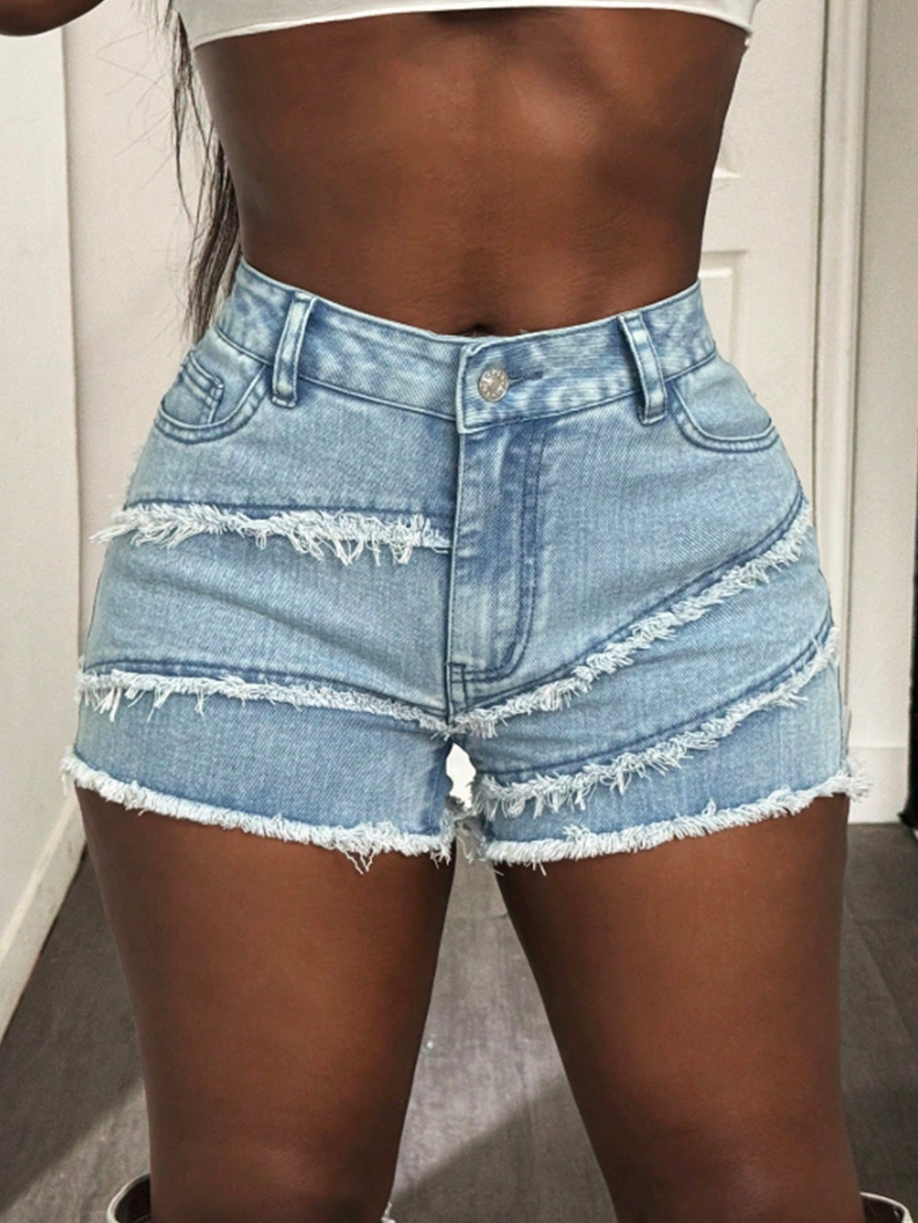 Shorts en jean destroy pour femmes taille haute avec des bords effilochés Chic und Stil
