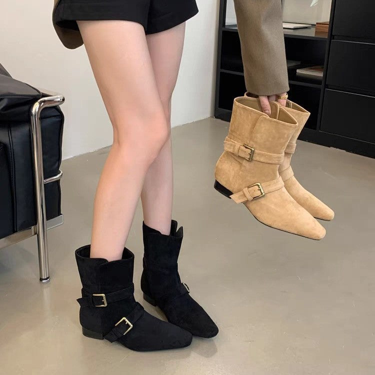 Bottes chelsea stylées pour dames avec un détail de chaîne à la mode et un talon Chic und Stil