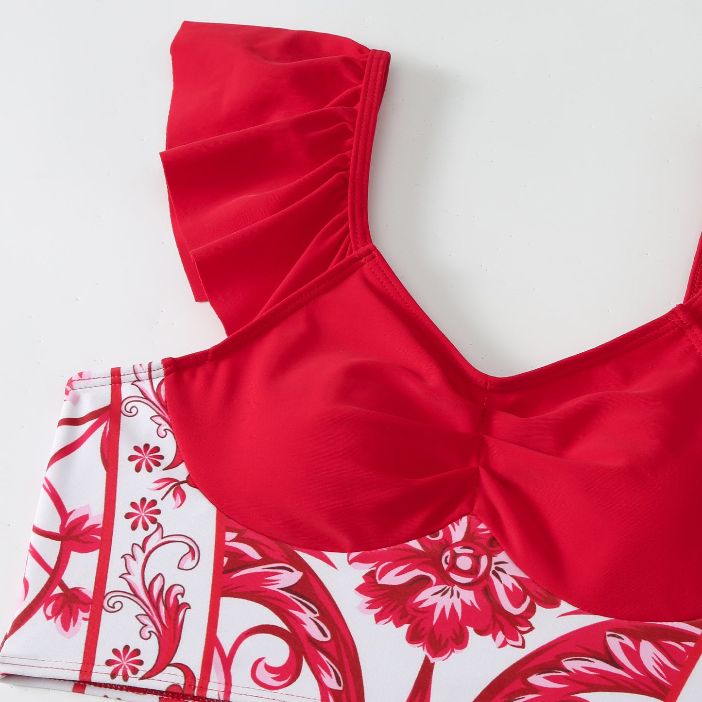 Maillot de bain pour femmes - Ensemble avec une coupe en volants élégante et un design floral Chic und Stil