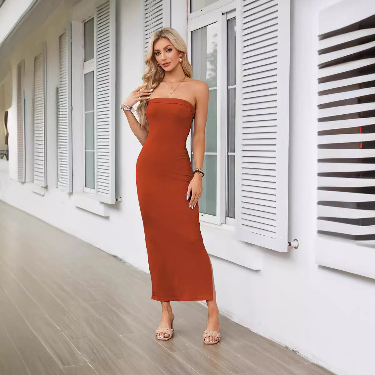 Robe maxi ajustée pour femmes avec design sans bretelles et fente haute Chic und Stil