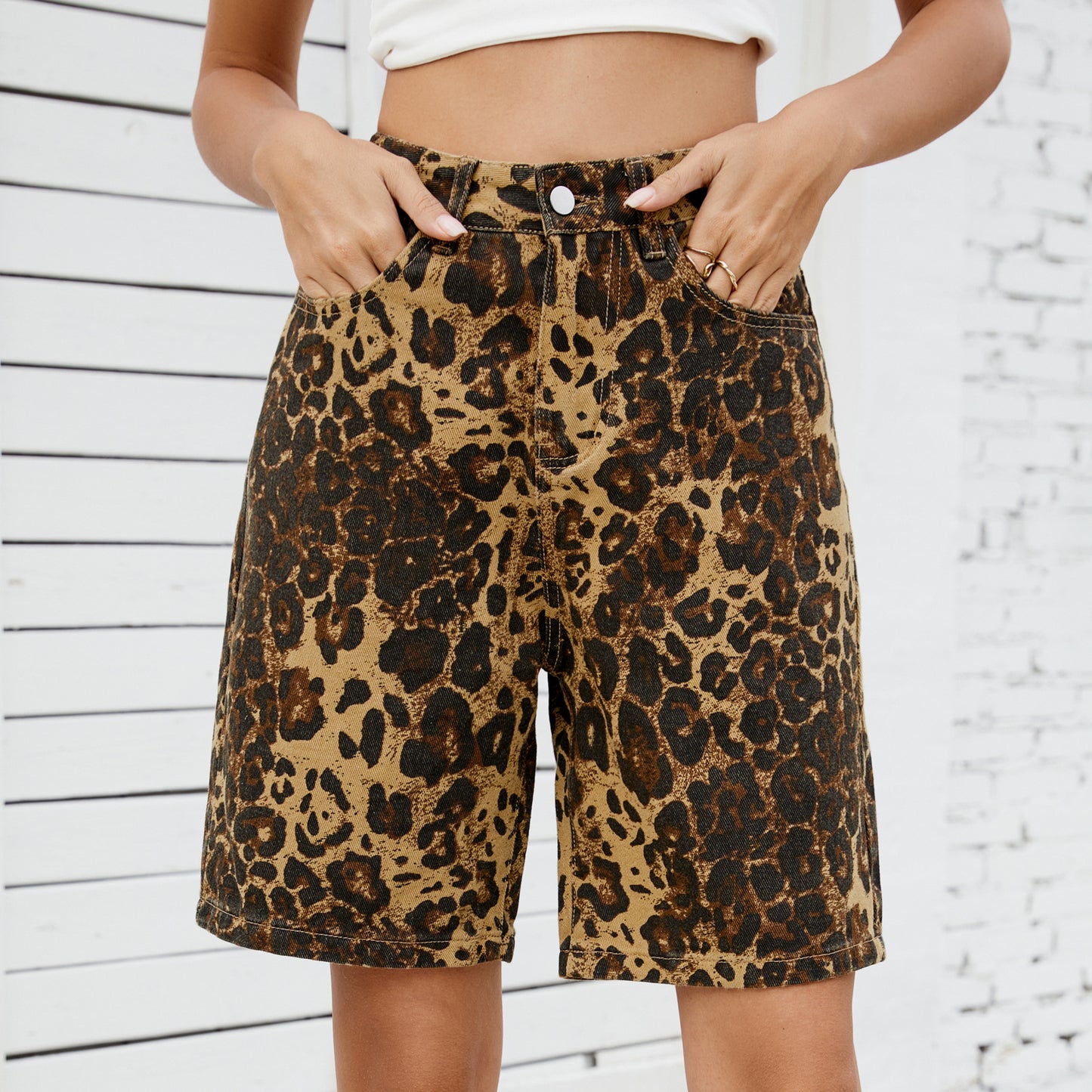 Women's cargo shorts in trendy animal print style, high waist and practical pockets Chic und Stil