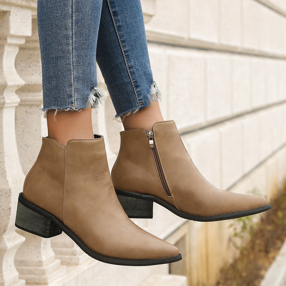 Bottes à talons aiguilles élégantes pour femmes avec un bout pointu et fermeture éclair latérale Chic und Stil