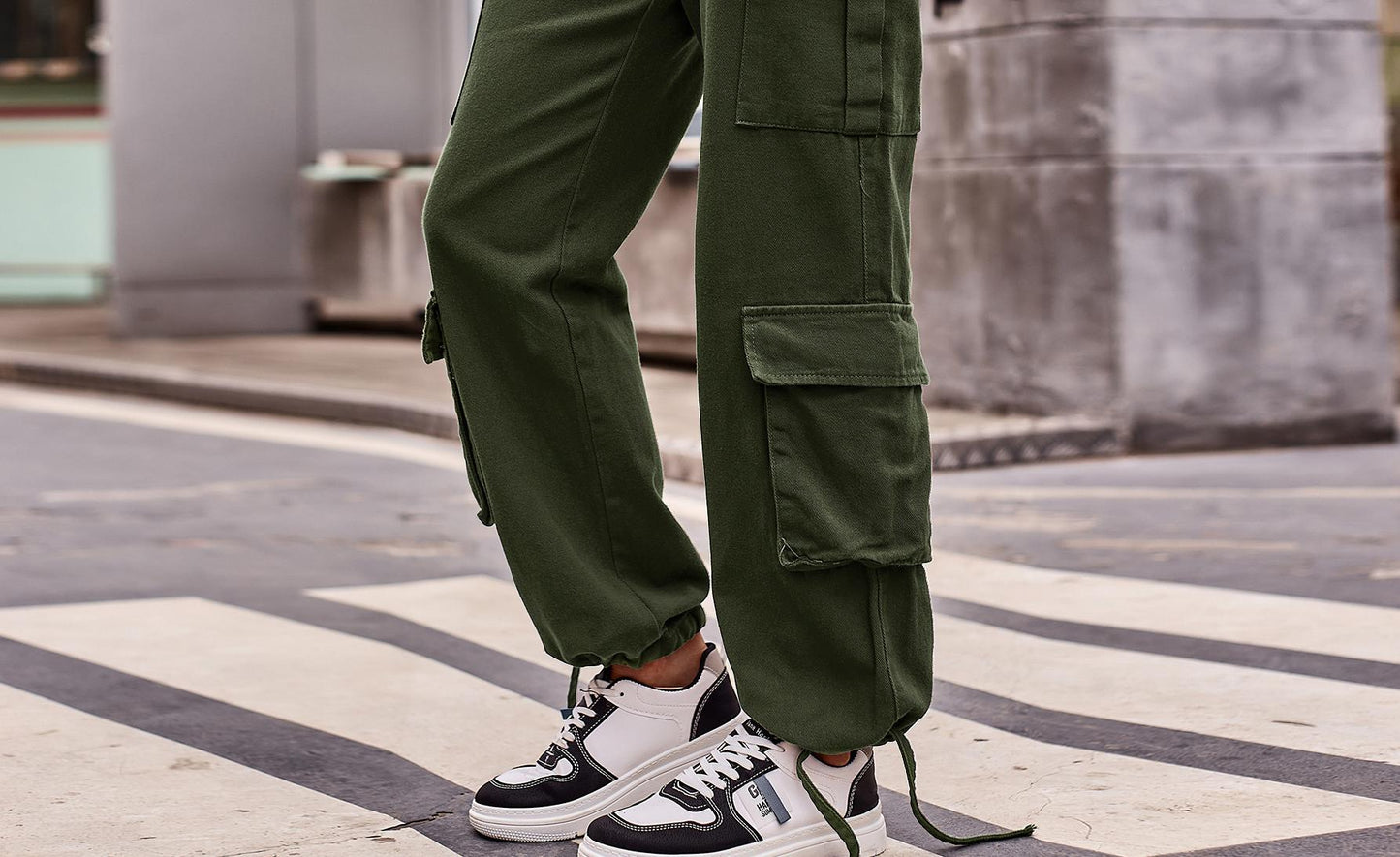 Cargo pants for women with an innovative cut and practical pockets Chic und Stil