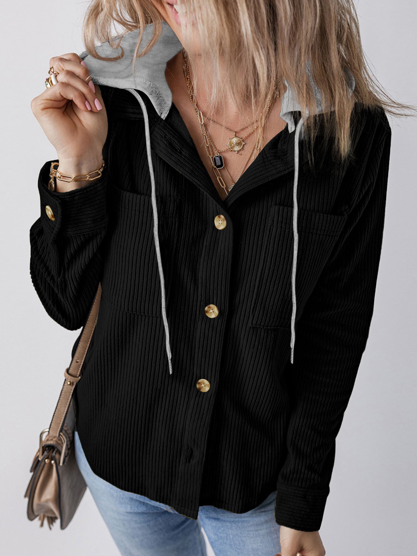 Blouse à capuche pour femmes avec tissu texturé et détails de bouton pratiques Chic und Stil