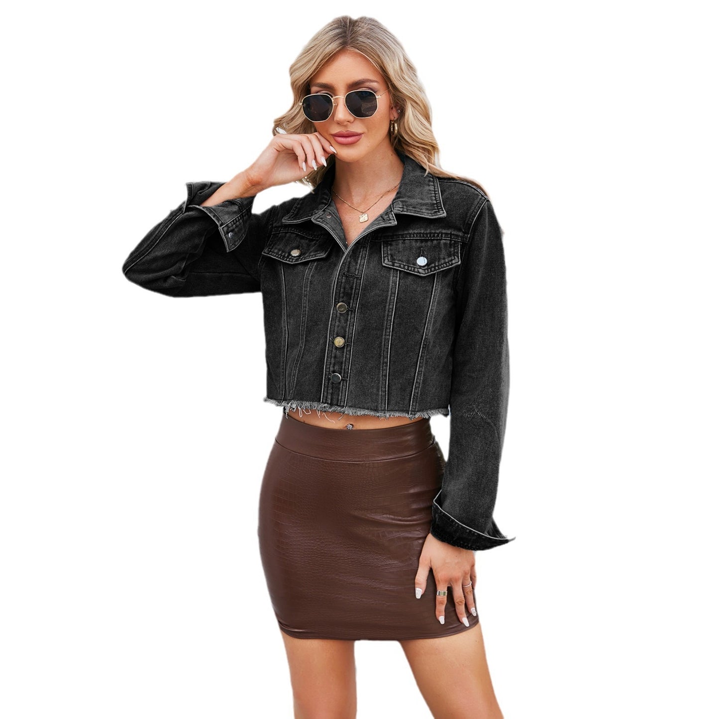 Women's cropped denim jacket with modern accents and frayed details Chic und Stil