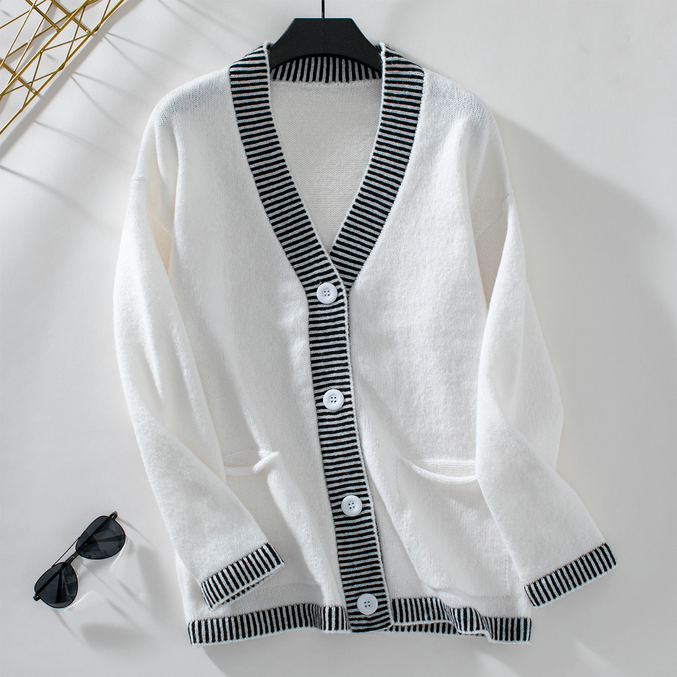 Veste en tricot pour femmes avec des accents de rayures modernes et des poches Chic und Stil