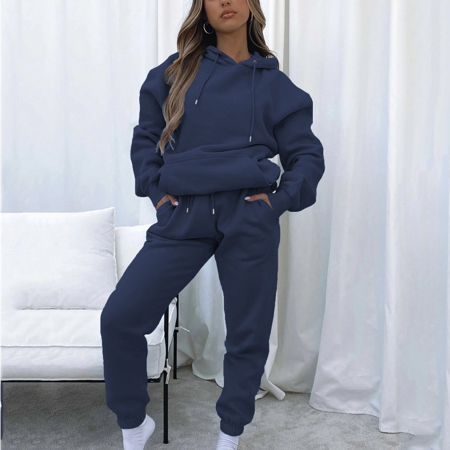 Casual hooded fleece sweatshirt for women with a loose fit and comfortable jogger pants Chic und Stil