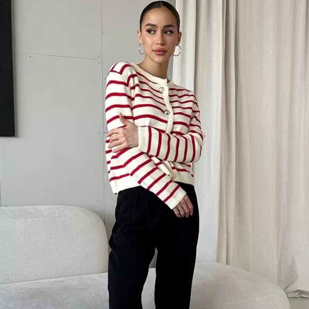 Cardigan rayé féminin à la mode avec des détails de boutons et un matériau doux Chic und Stil