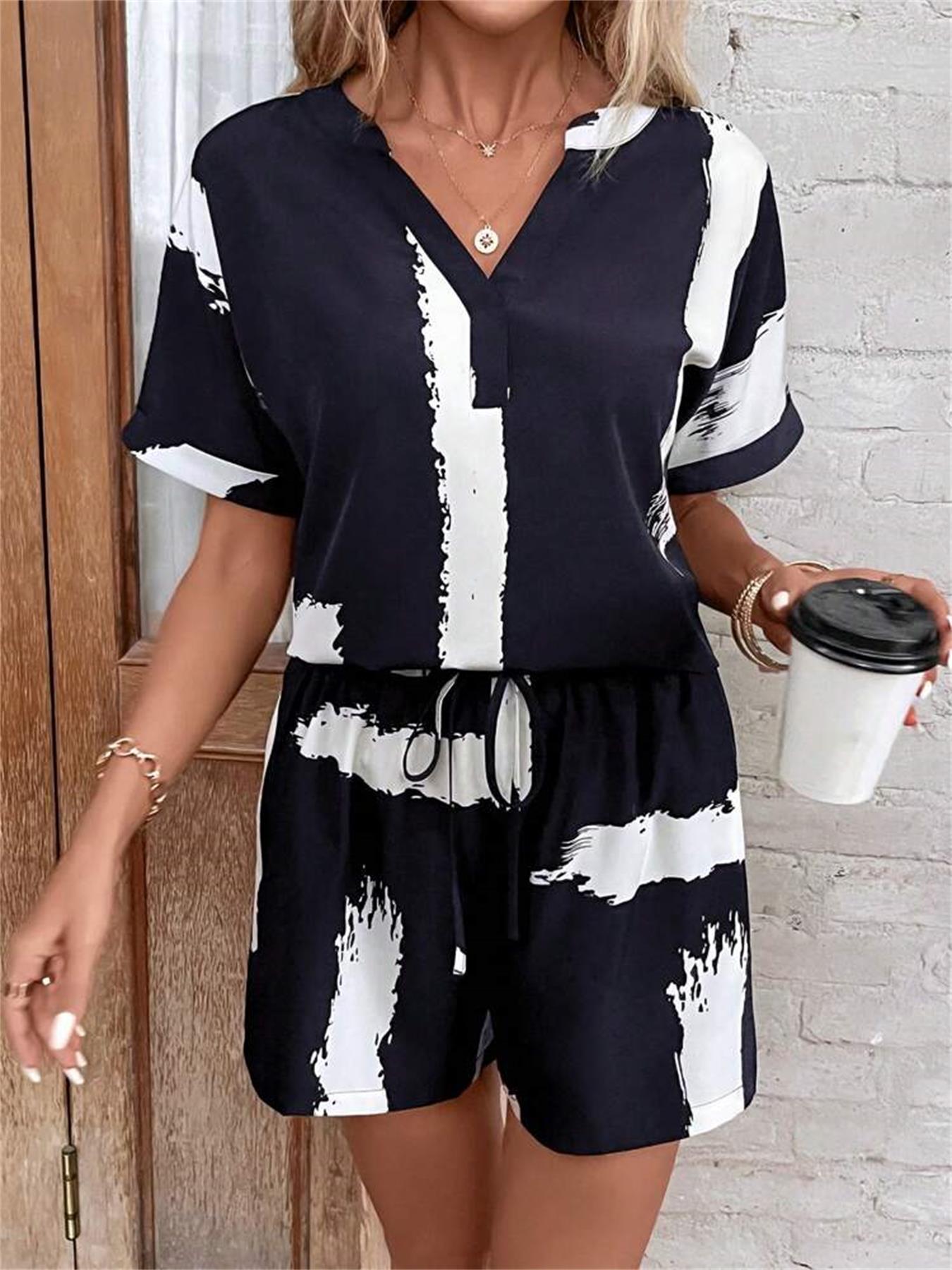 Combinaison courte féminine à la mode avec un haut à motif abstrait et une taille élastique Chic und Stil