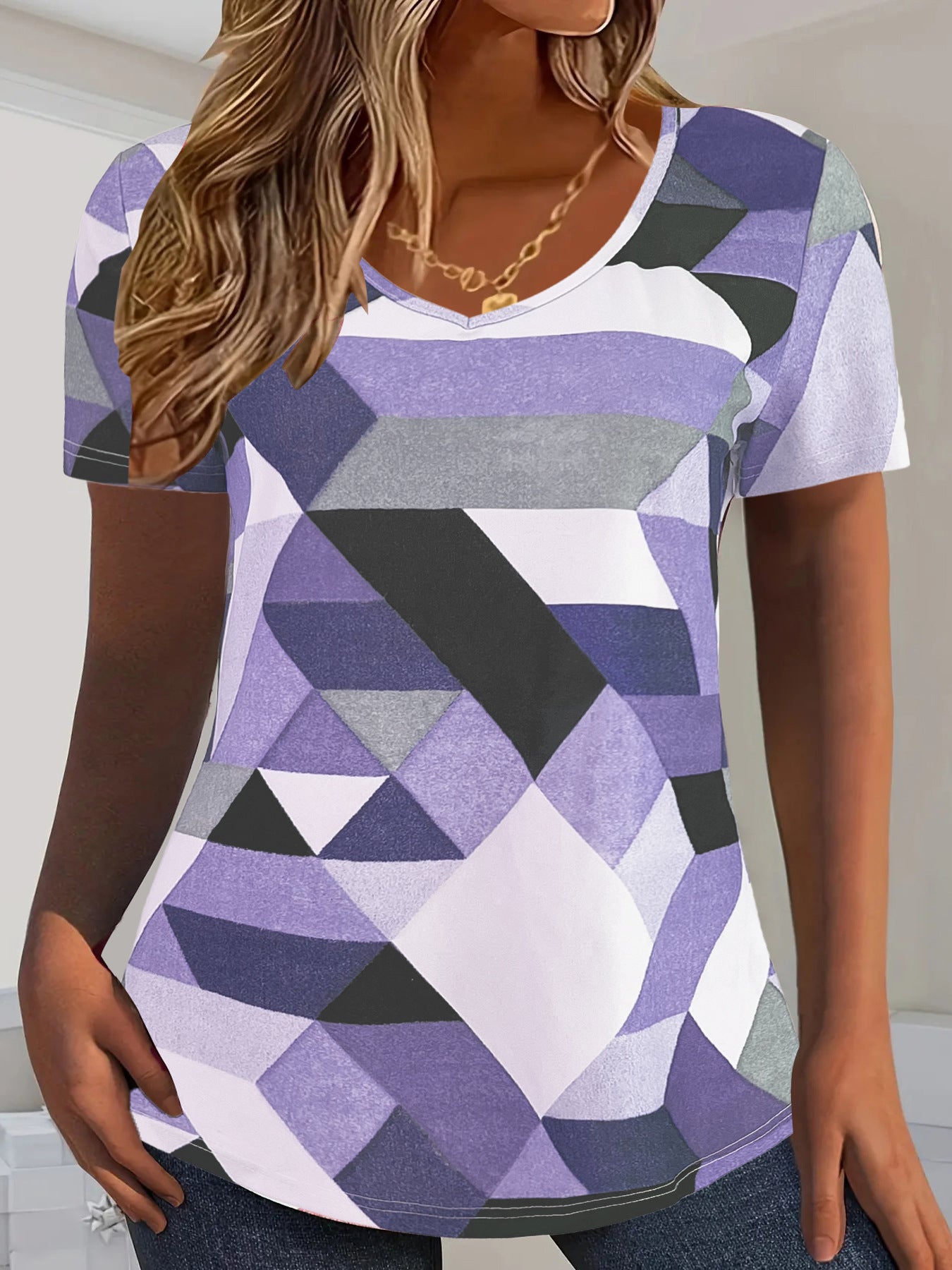 T-shirt dames col en V avec motif géométrique et matériau doux Chic und Stil