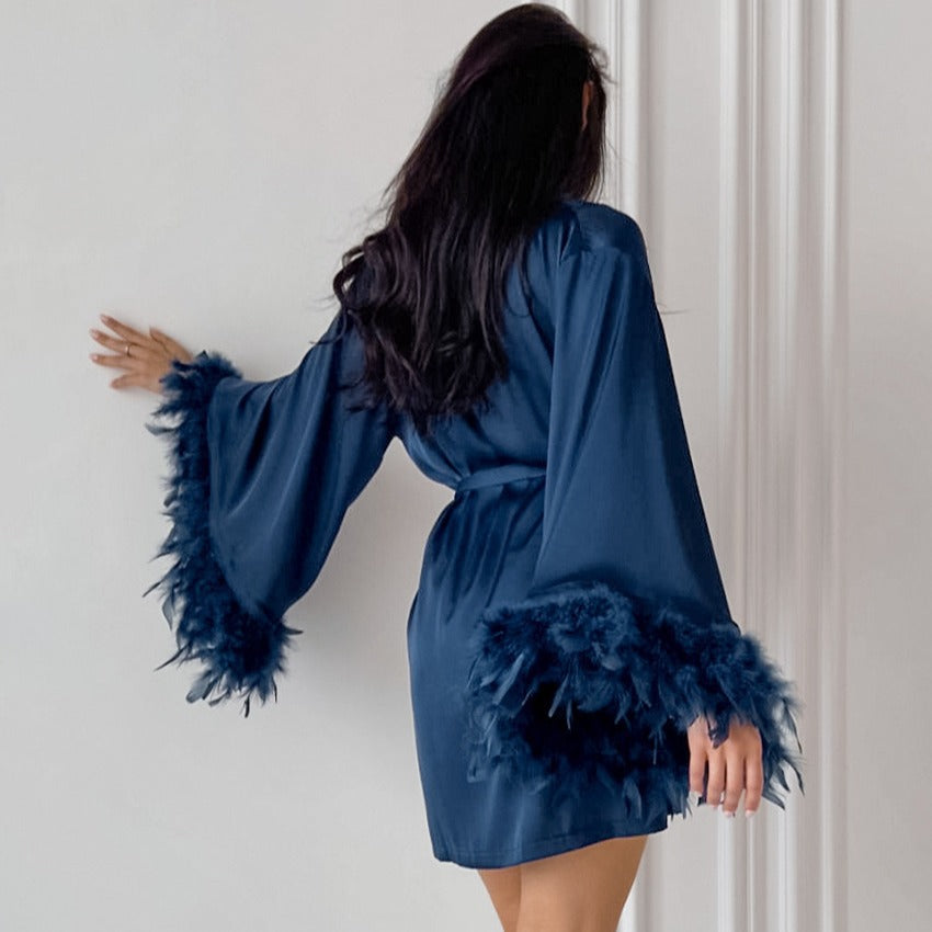 Dame Kimono en Satin avec Plumes Chic und Stil