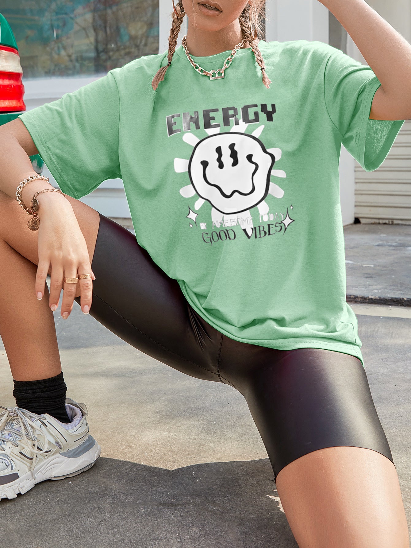 T-shirt oversize pour femmes avec un design graphique accrocheur et une coupe décontractée Chic und Stil
