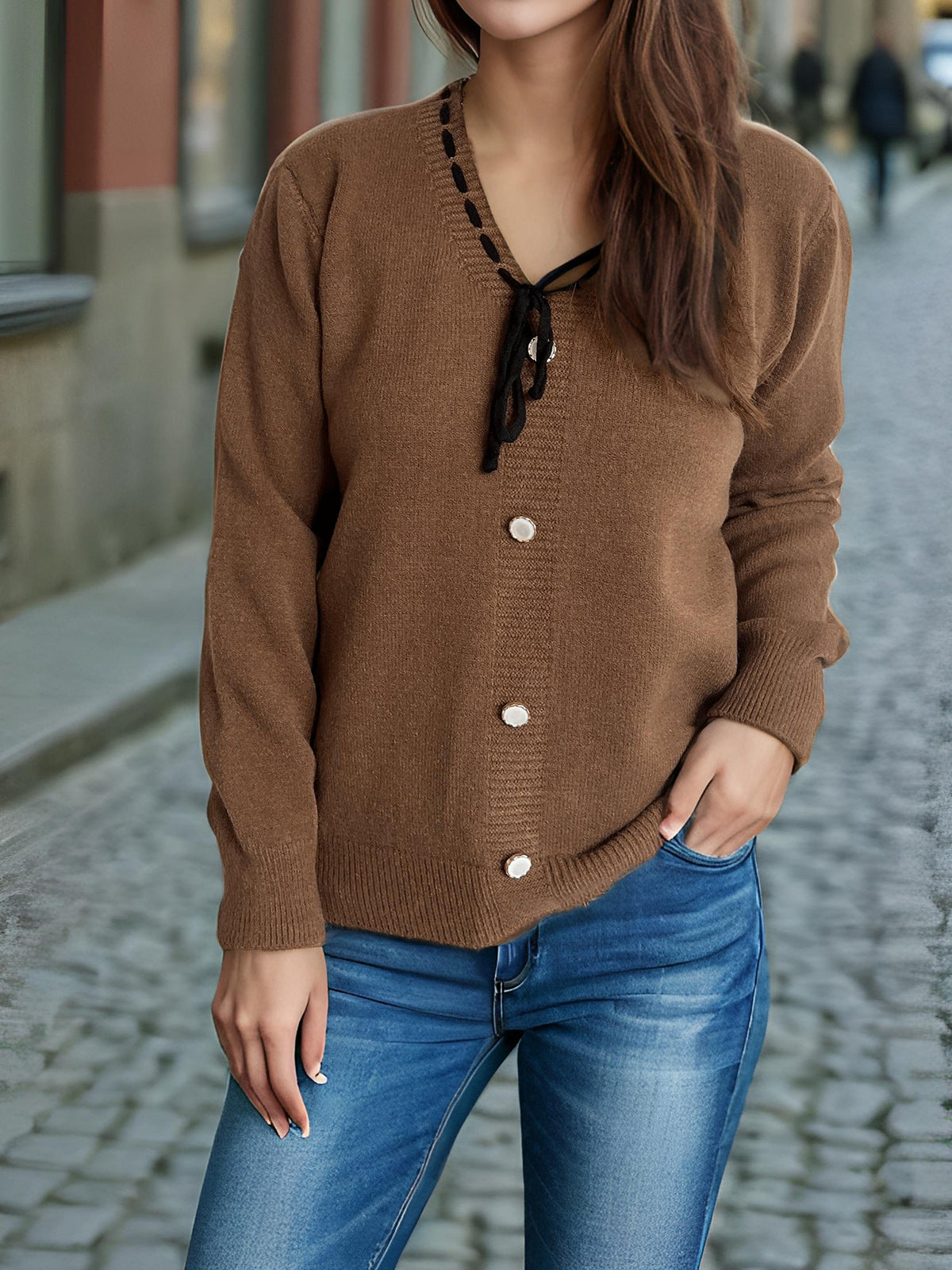 Pull en tricot à la mode pour femmes avec lien fantaisie et boutons décoratifs Chic und Stil