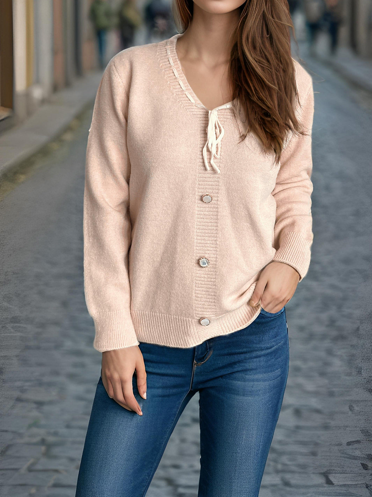 Pull en tricot à la mode pour femmes avec lien fantaisie et boutons décoratifs Chic und Stil