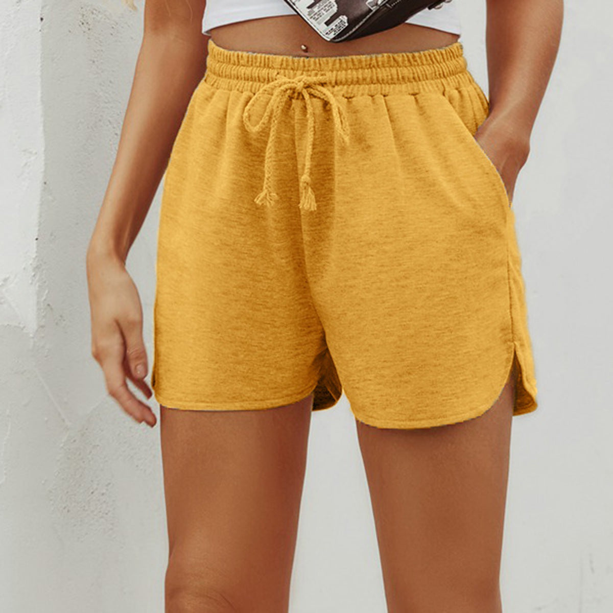 Shorts de sport pour femmes avec taille élastique et fentes latérales Chic und Stil