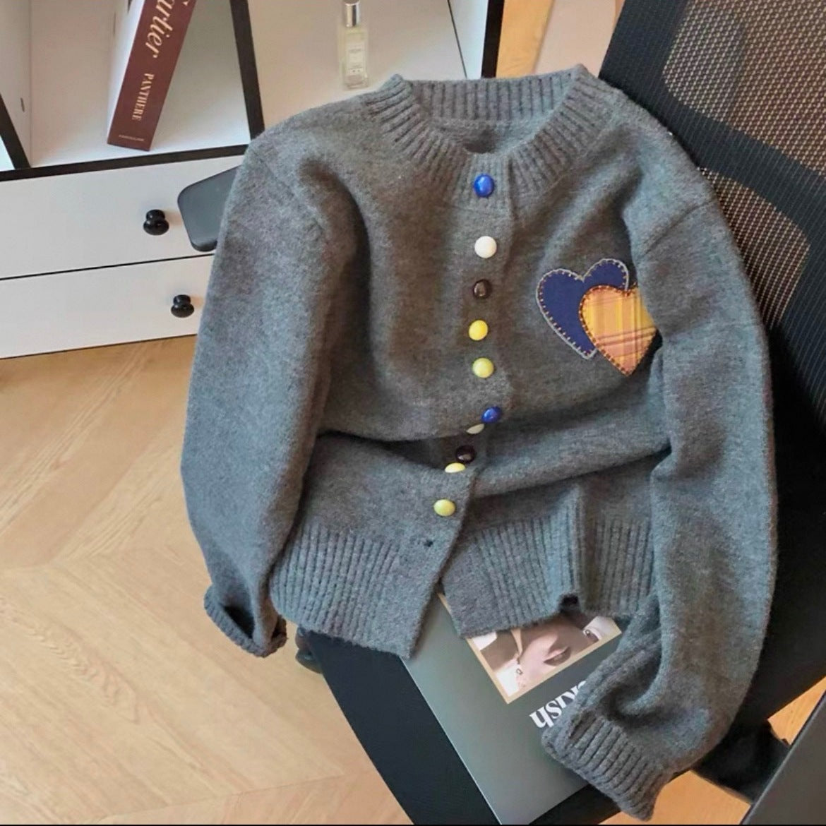 Cardigan pour femmes avec des appliqués en forme de cœur et des détails de boutons colorés Chic und Stil
