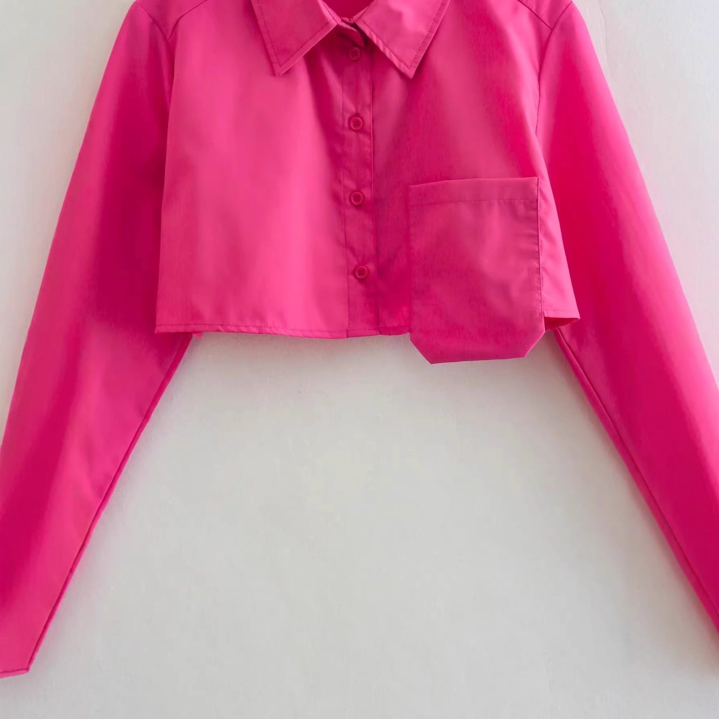 Blouse cropped pour femmes avec une coupe moderne et un design de poches pratique Chic und Stil