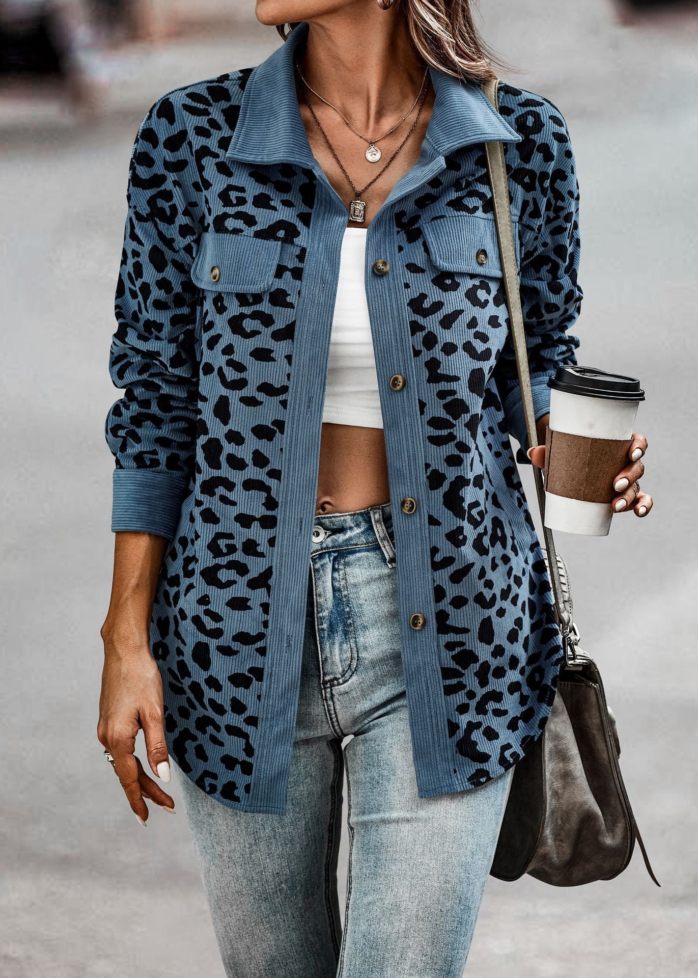 Veste pour femmes en motif léopard avec tissu structuré et poches pratiques Chic und Stil