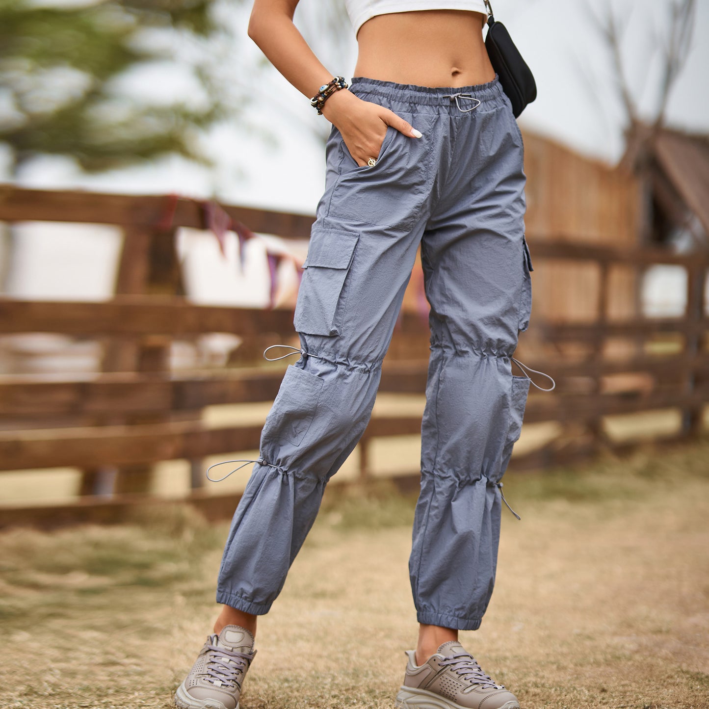 Pantalons jogger cargo pour femmes avec cordon de serrage et détails de poches Chic und Stil