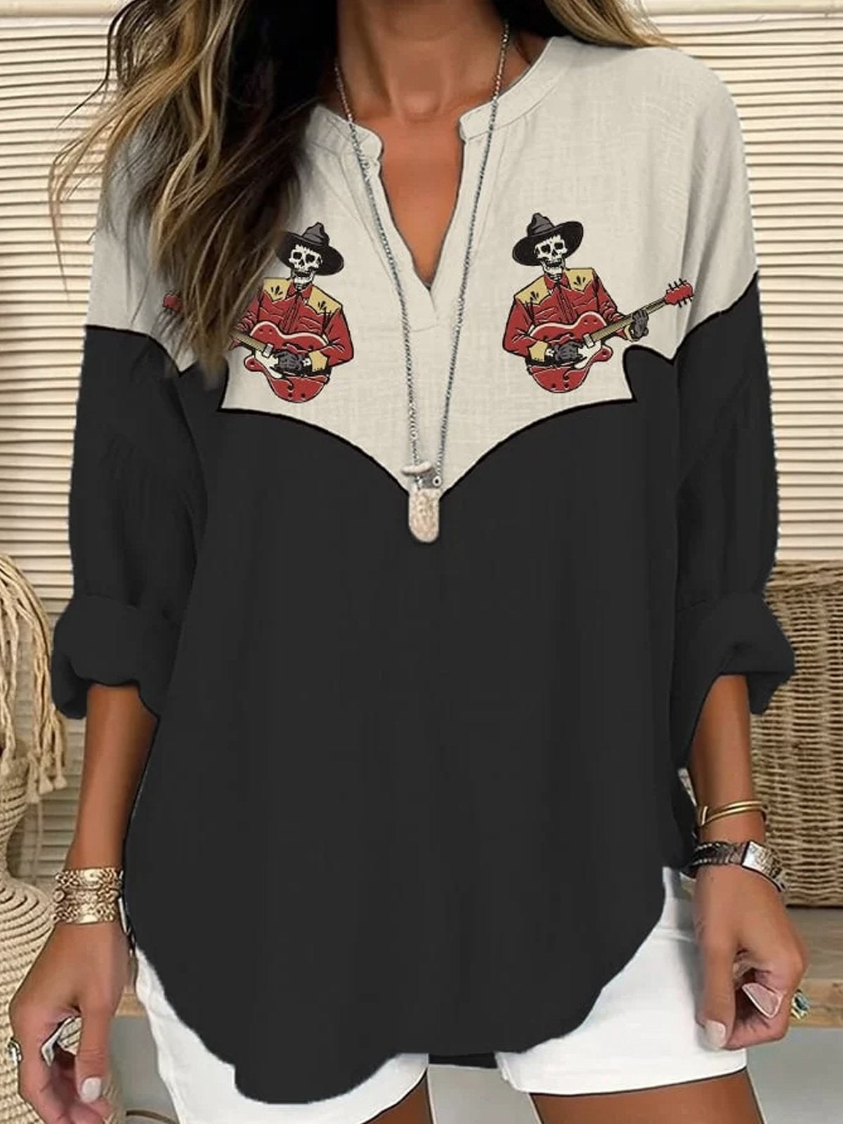 Blouse pour femmes avec des graphiques créatifs et un détail de bon goût Chic und Stil