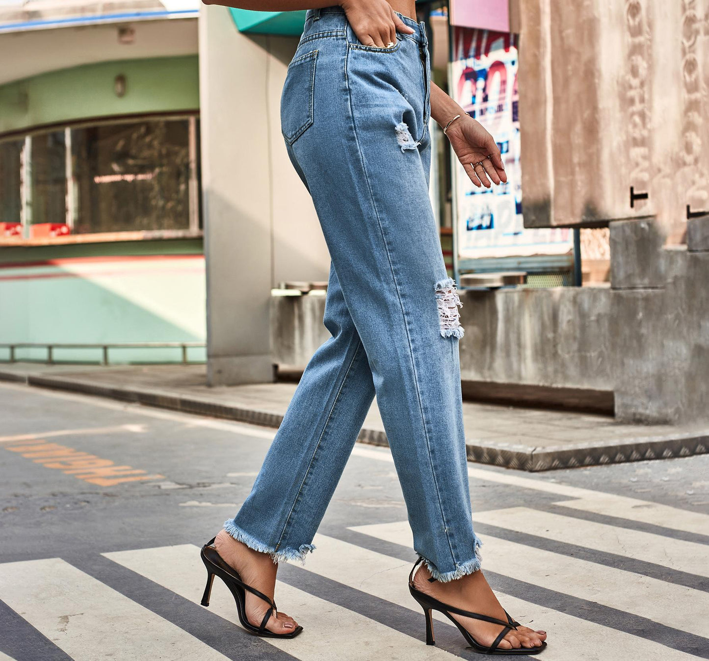 Jeans détruits pour femmes dans une coupe boyfriend moderne avec des détails effilochés Chic und Stil