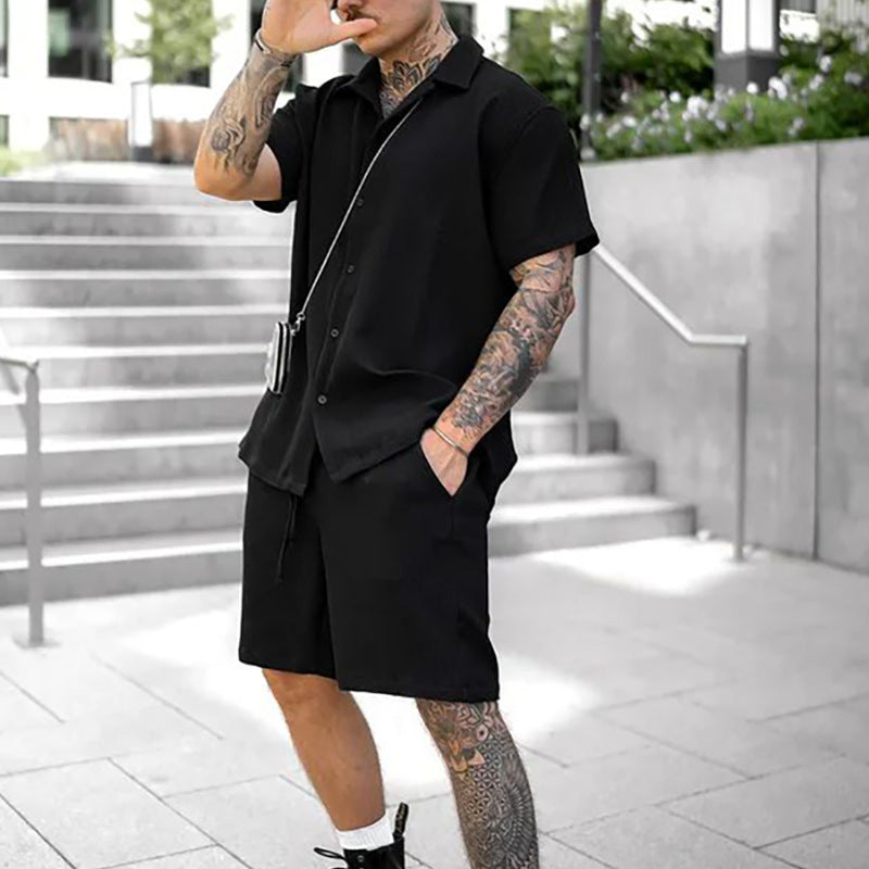 Chemise décontractée à manches courtes pour hommes avec une coupe stylée et un short assorti Chic und Stil