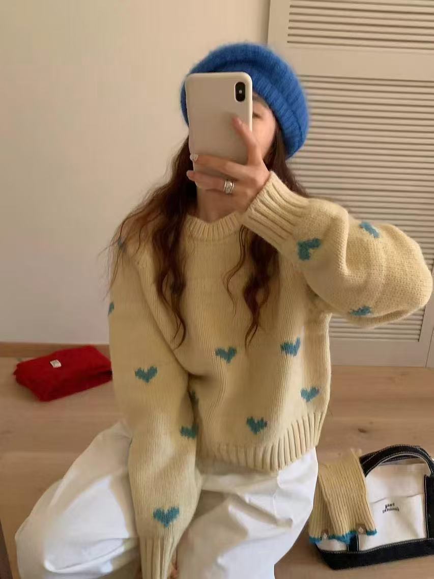 Femmes pull tricoté avec motif cœur et large bande Chic und Stil