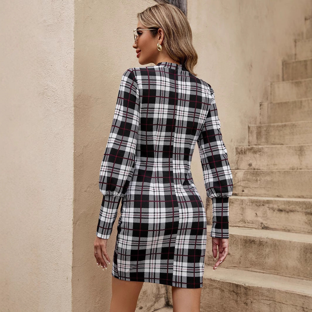Robe à carreaux ajustée pour femmes avec col monté et manches bouffantes Chic und Stil