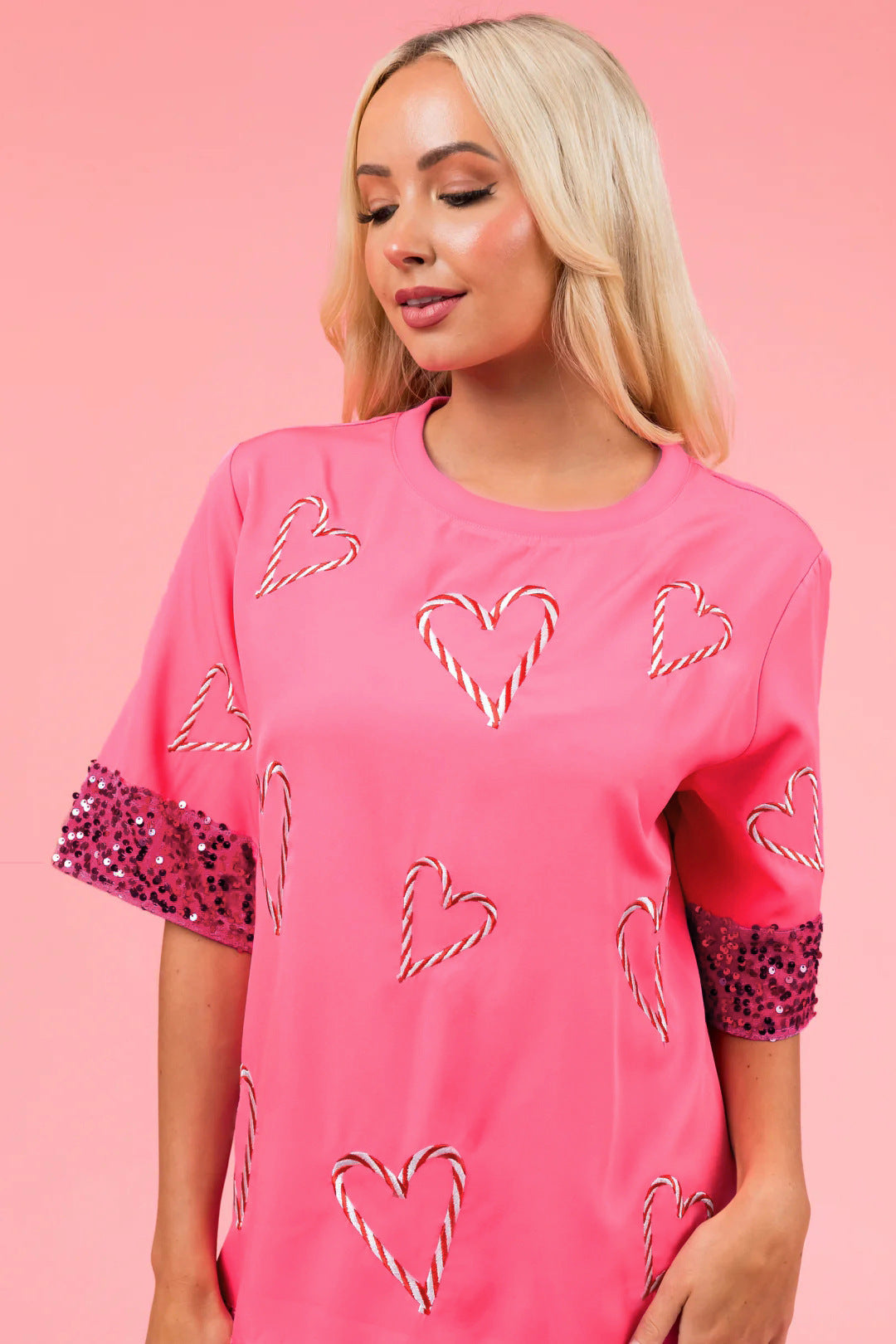 T-shirt de sport féminin avec un motif de cœur espiègle et des manches scintillantes Chic und Stil