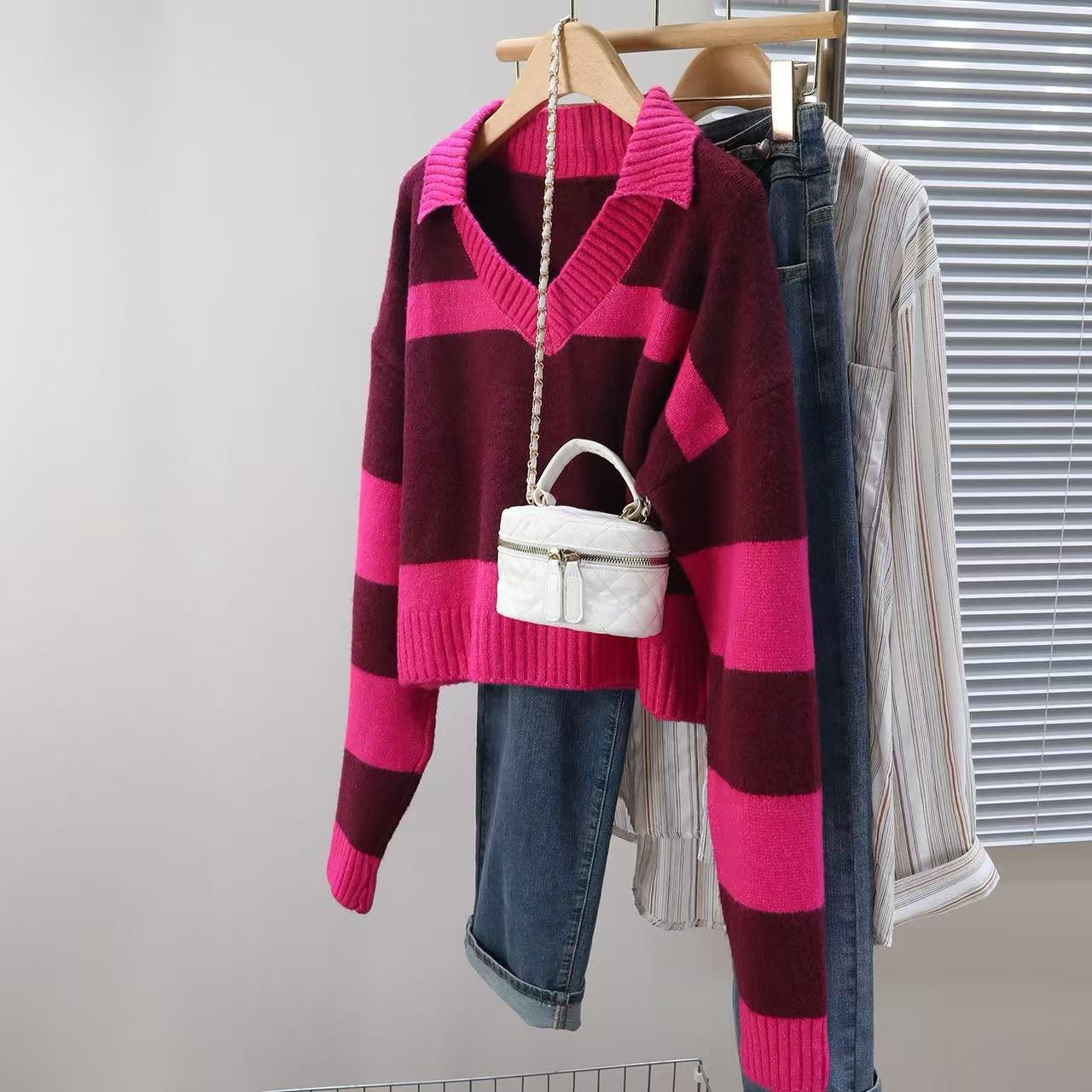 Pull en tricot pour femmes à décolleté en V profond et design rayé Chic und Stil