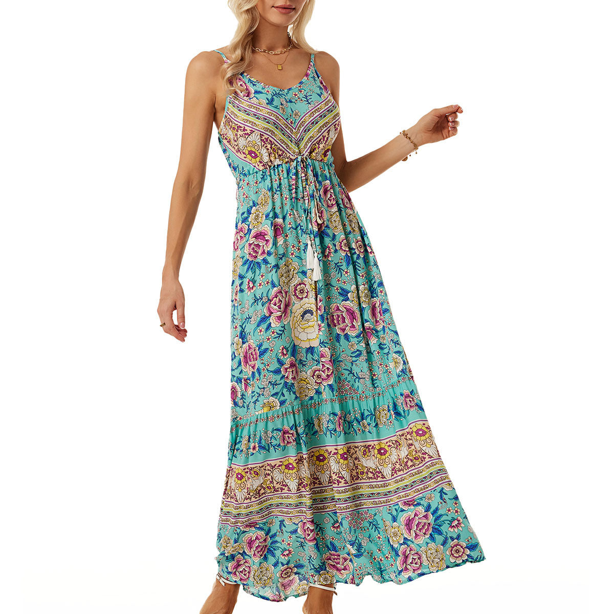 Robe maxi aérienne pour femmes avec un design floral ludique et un tirage à la taille Chic und Stil