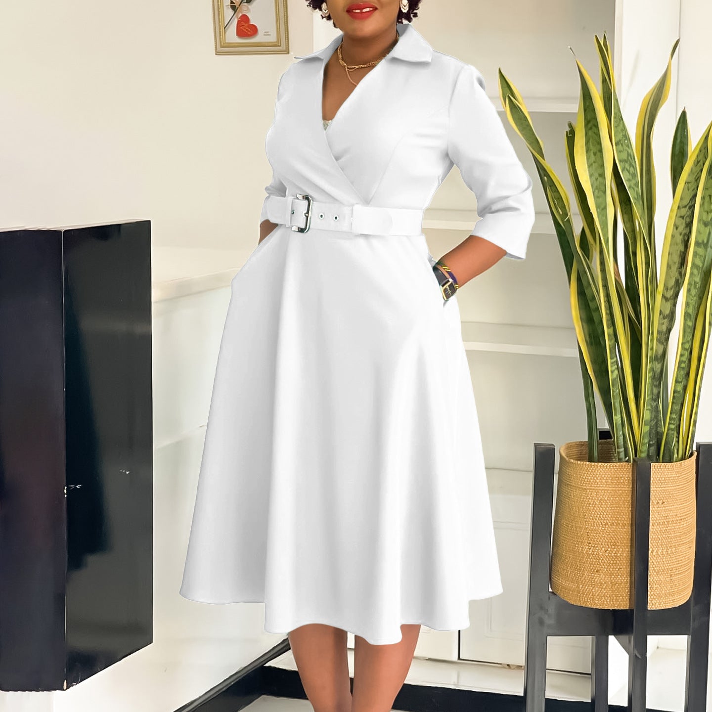 Robe portefeuille pour femmes avec ceinture cintrée et jupe évasée Chic und Stil
