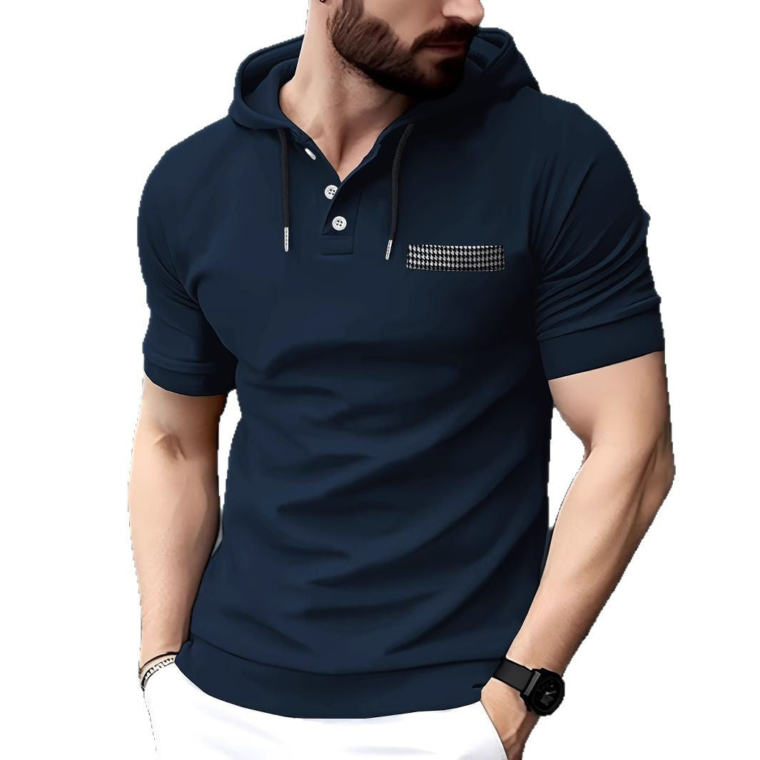 Polo pour hommes élégant à manches courtes et capuche avec poche contrastante Chic und Stil