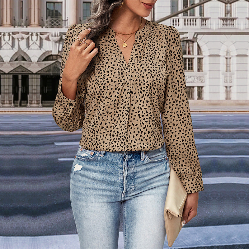 Blouse pour femmes avec un imprimé léopard original et un décolleté en V moderne Chic und Stil