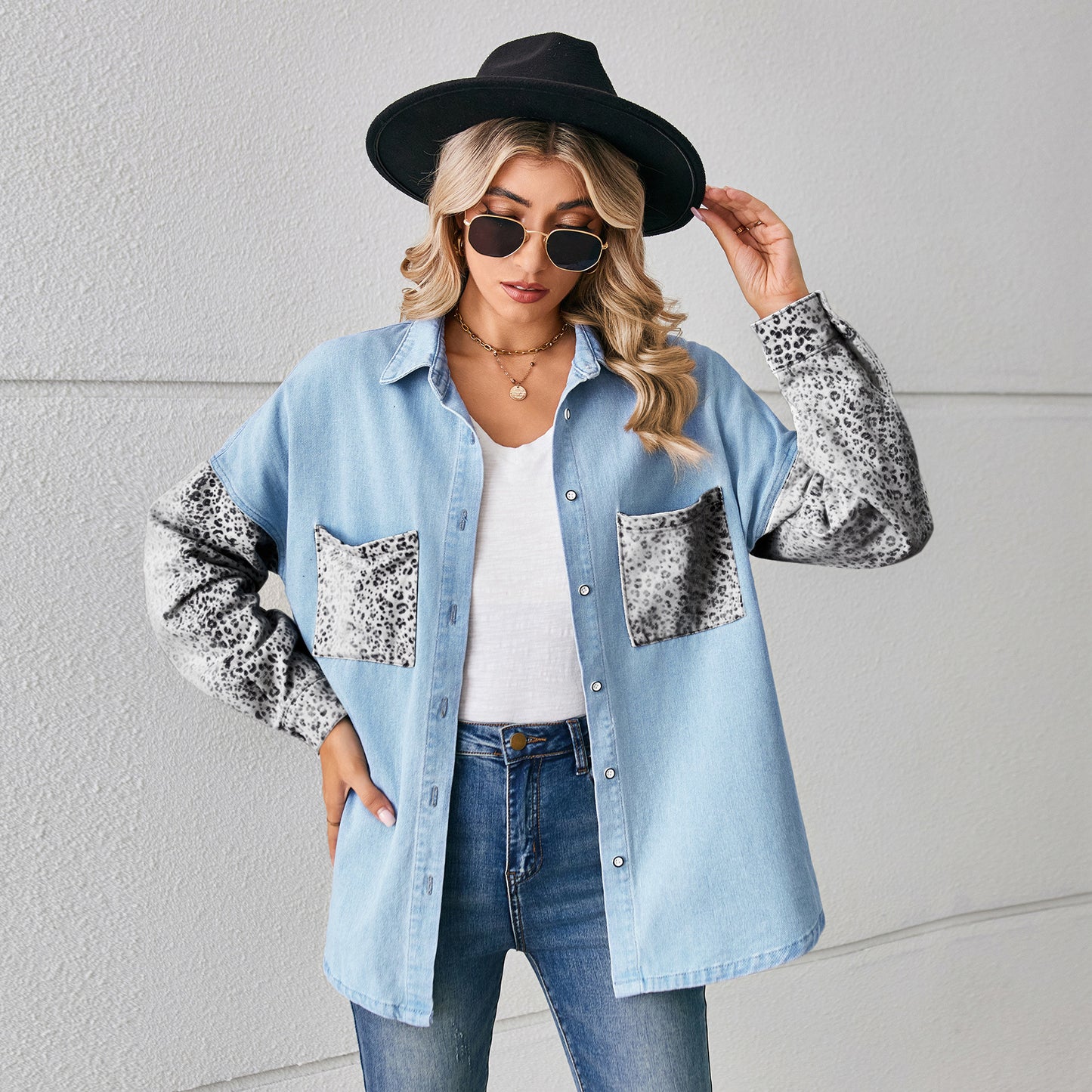 Veste en jean décontractée pour femmes avec des manches à imprimé animal contrastant Chic und Stil