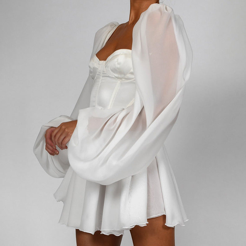 Robe mini ludique pour femmes avec un haut bustier élégant et des manches volumineuses Chic und Stil