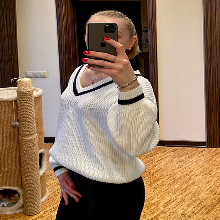 Pull femme à col en V avec des rayures contrastées Chic und Stil