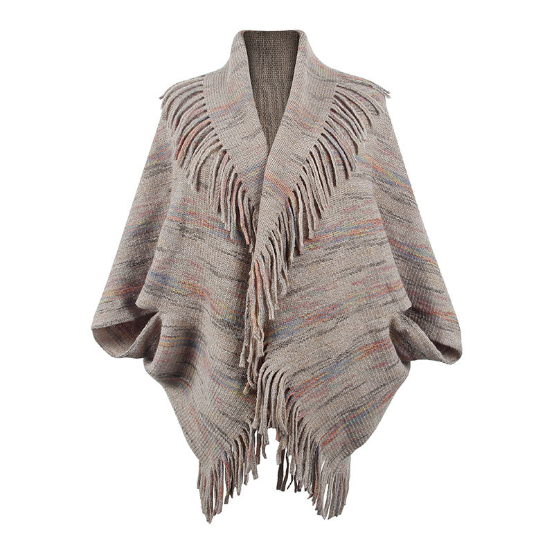Dame poncho en tricot avec des franges luxueuses et un design moderne Chic und Stil
