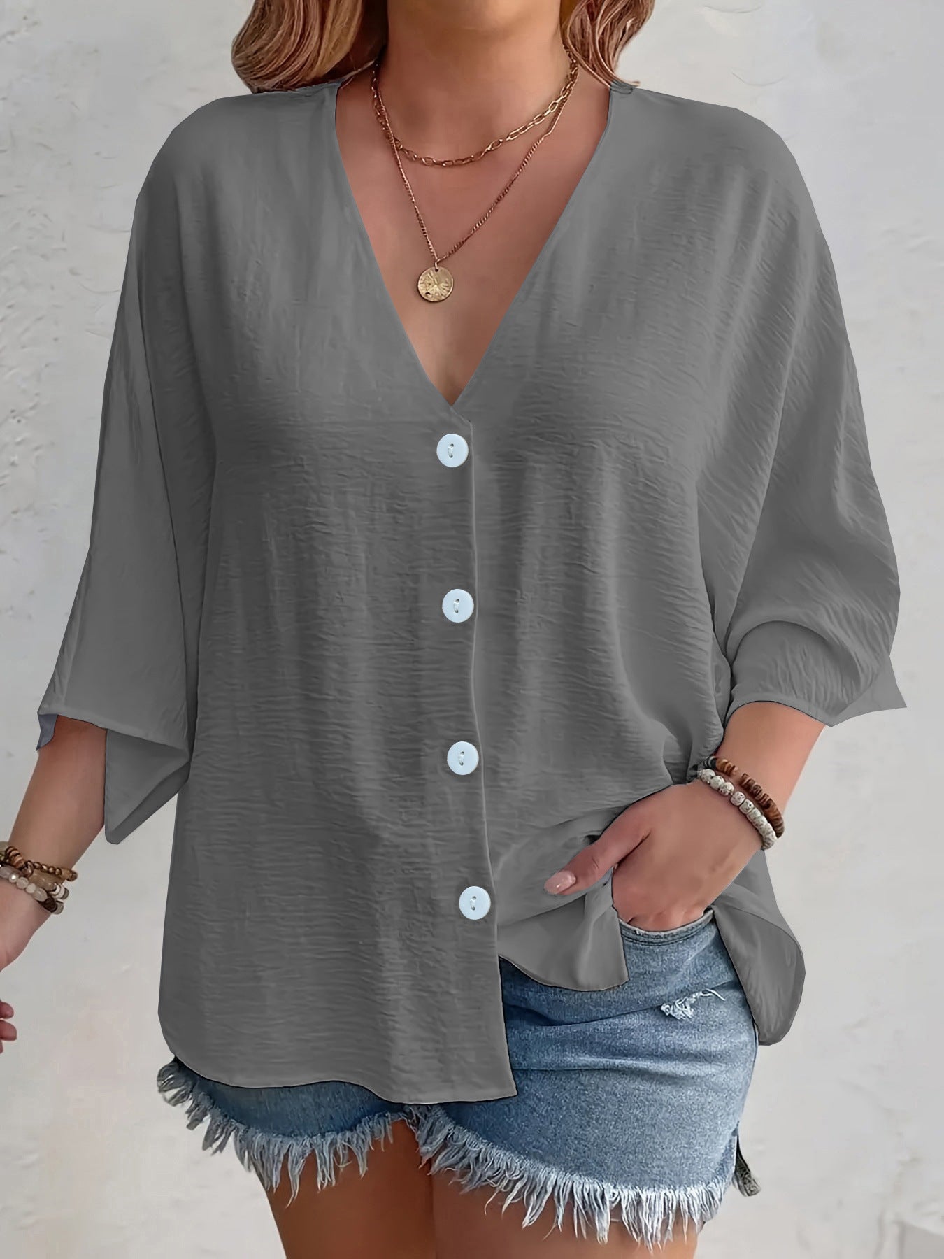 Blouse à manches courtes avantageuse pour dames avec patte de boutonnage et décolleté en V Chic und Stil