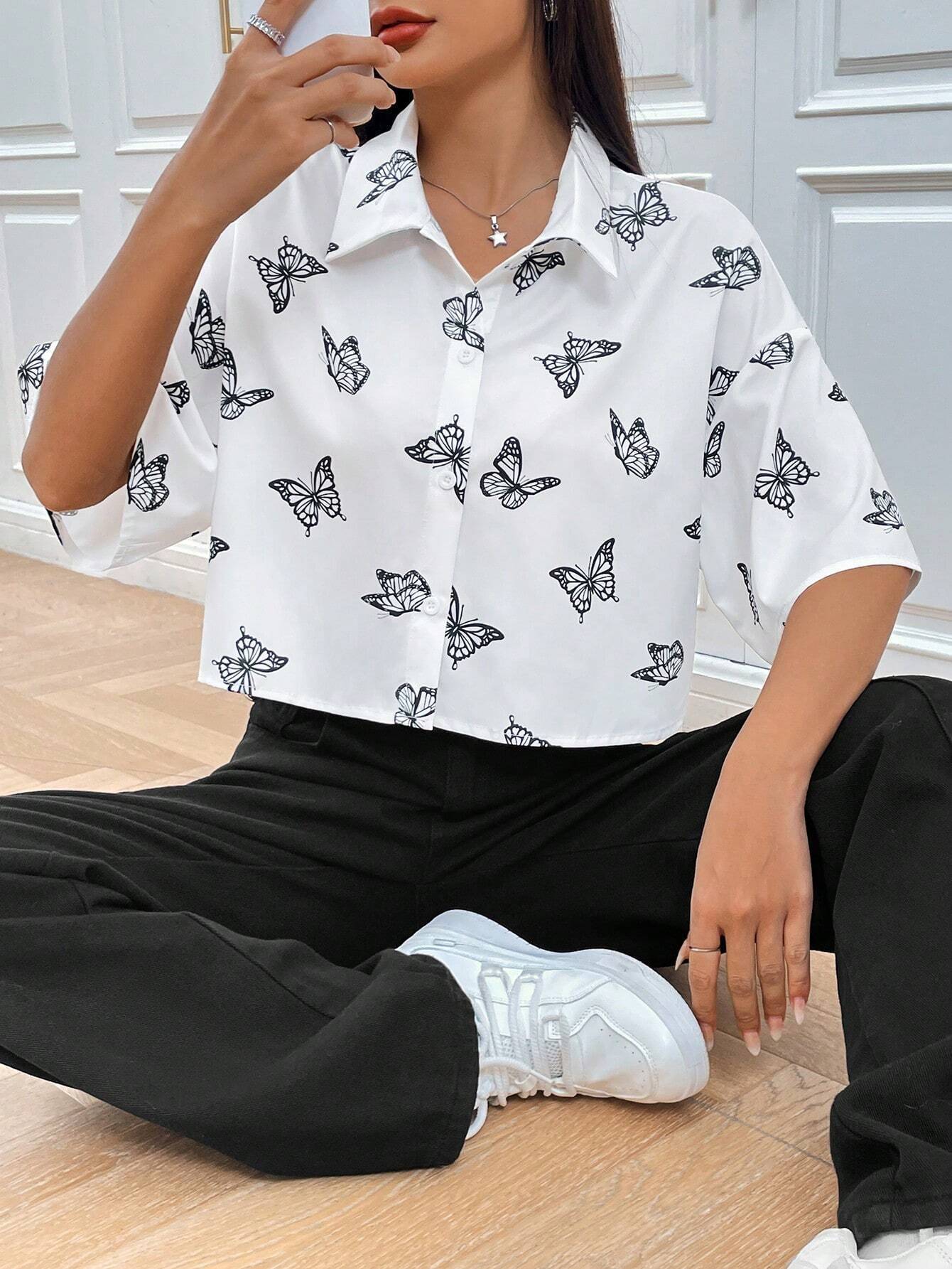 Chemise à boutons à manches courtes imprimé papillon Chic und Stil
